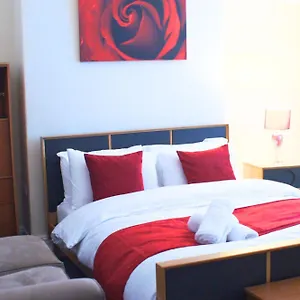 spacious-4bed-home-close-to-newcastle-city-centre.hotels-newcastle-upon-tyne.com/