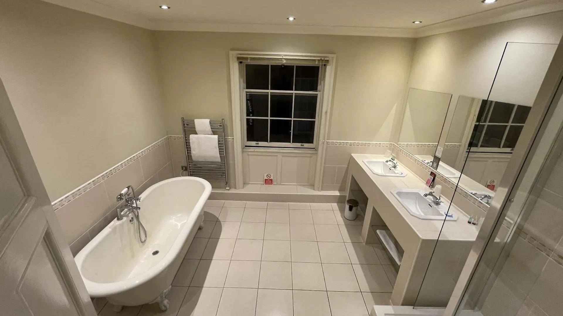 The Commercial Bar & Hotel Chester 3*,  United Kingdom